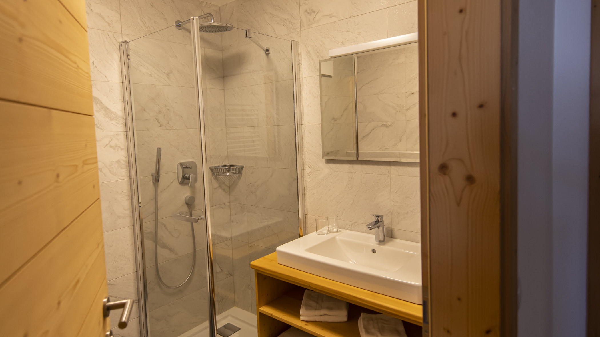 Apartment Drei Zinnen Badezimmer mit Dusche